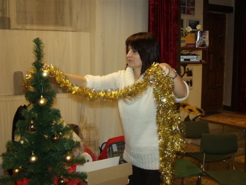 Marzenka w pasji ubierania klubowej choinki