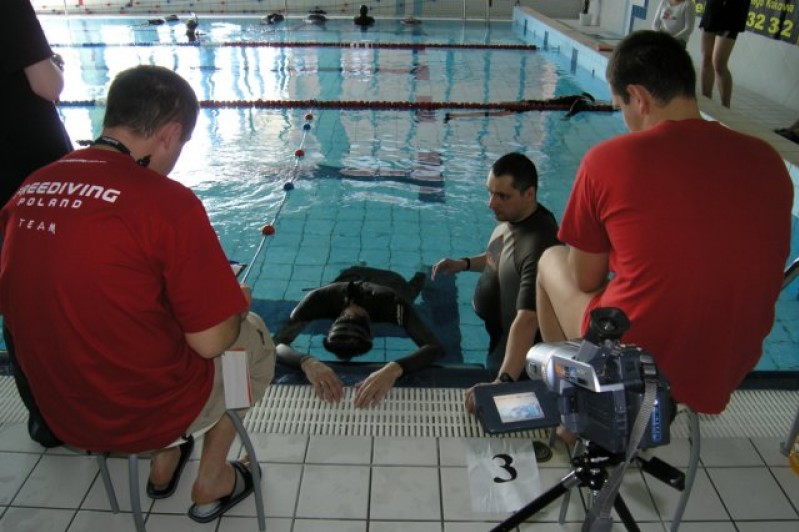 Zawodnik i sedziowie na stanowisku   